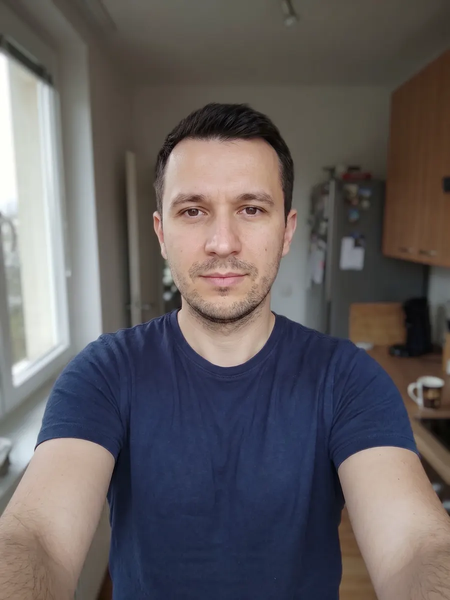 Исходное селфи: на кухне, пасмурный свет из окна
