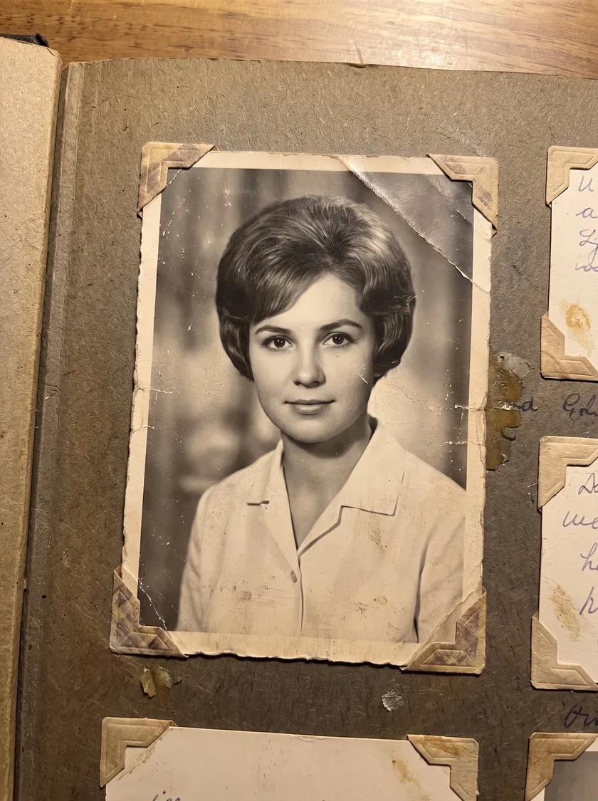 Страница фотоальбома, переснятая на телефон — исходник для оживления старого фото