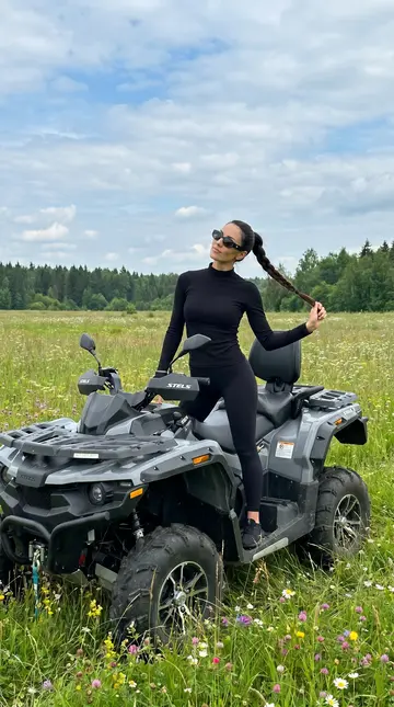 Девушка с квадроциклом в поле — AI фотосессия (AI-образ)
