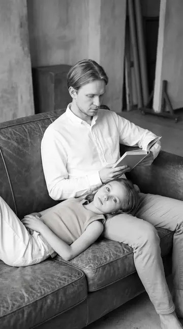 Отец и дочь на диване — семейная ИИ-фотосессия