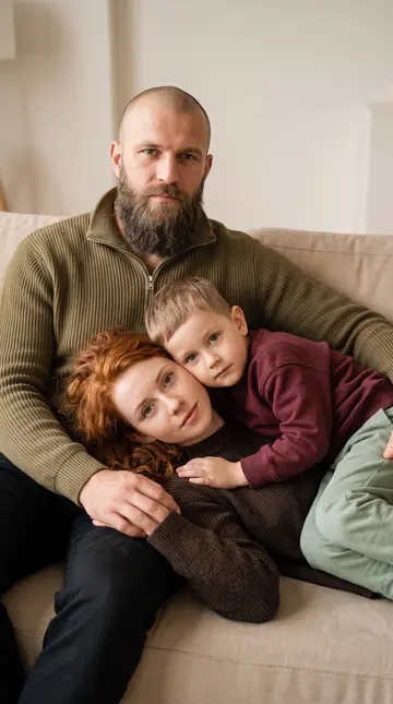 Семья на диване — семейная ИИ-фотосессия