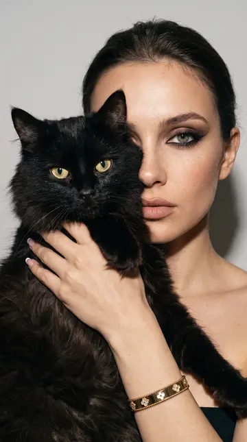 Крупный план с чёрным котом — женская ИИ-фотосессия